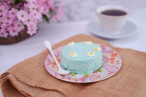 verde tè mousse torta con tazza di caffè su il tavolo. foto