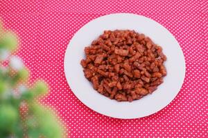 orek tempe o saltati tempeh è un' tipico indonesiano cucina con erbe aromatiche, aglio, cipolla, peperoncino e soia salsa. esso gusti delizioso foto