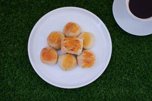 bakpia, bakpia pathok è un tipico alimento yogyakarta a base di una miscela di fagiolini, formaggio e zucchero, che viene avvolto nella farina, quindi cotto. foto