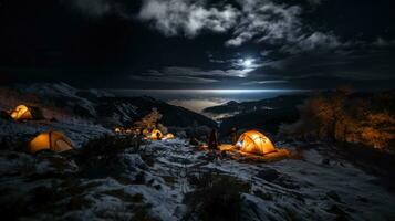 campeggio nel il montagne a notte con un' pieno Luna e stelle. foto