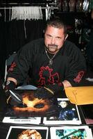 kane hodder firma di il nuovo DVD pubblicazione il suo nome era jason 30 anni di Venerdì il 13 a buio prelibatezze memorizzare nel burbank circa su febbraio 3 2009 2008 foto