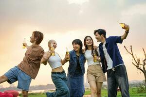 Immagine di gruppo di amici festeggiare e potabile birra insieme foto