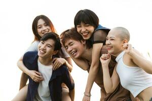 Immagine di un' gruppo di giovane asiatico persone ridendo felicemente insieme foto