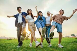 Immagine di un' gruppo di giovane asiatico persone ridendo felicemente insieme foto