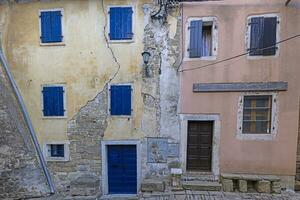 immagine di un colorato gesso facciata di un vecchio edificio nel bisogno di rinnovamento foto