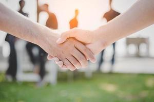 stretta di mano di due uomini d'affari all'aperto foto