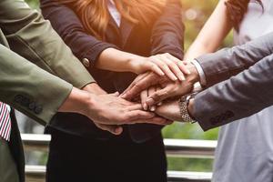 primo piano di uomini d'affari che si impilano le mani come leadership del lavoro di squadra foto