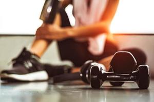 manubri con donna esercizio allenamento in palestra fitness rottura relax