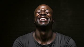 ritratto di un' giovane africano americano uomo ridendo contro un' mattone parete generativo ai foto
