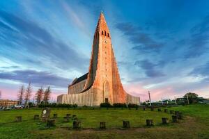 hallgrimskirkja luterano parrocchia Chiesa con luce del sole splendente nel il tramonto a reykjavík, Islanda foto