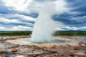 Strokkur scaldabagno eruzione, naturale caldo primavera pulsante nel nazionale parco foto