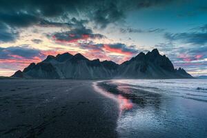 vestrahorn montagna e drammatico cielo al di sopra di nero sabbia spiaggia su estate a Islanda foto