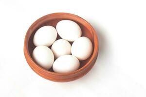 uova con bianca colore conchiglia nel ciotola su isolato bianca sfondo. bianca uova. foto