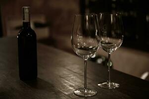 Due vino bicchiere con vino bottiglia su legna bar foto