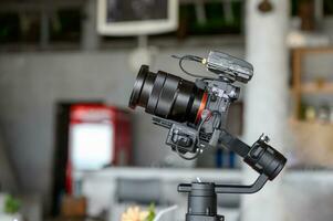mirrorless telecamera con mic senza fili su gimbal stabilizzatore foto
