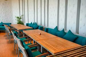di legno cenare tavolo con verde cuscini su divano foto
