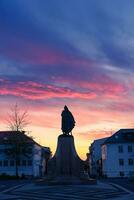 monumento statua di leif Erikson, un' famoso islandese esploratore nel davanti di principale trascinare il hallgrimskirkja Chiesa nel il tramonto foto