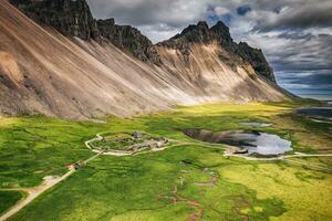 abbandonato vichingo villaggio con vestrahorn montagna su natura selvaggia nel estate Islanda foto