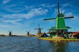 mulini a vento a zaanse schans nel Olanda su tramonto. zaandam, Olanda foto