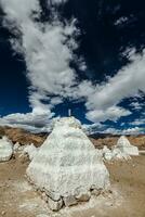 imbiancato chortens tibetano buddista stupa . nubra valle, ladakh, India foto