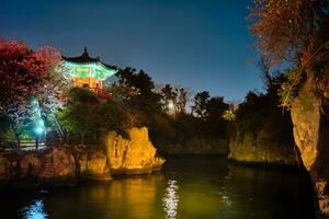 Yongyeon stagno con Yongyeon padiglione illuminato a notte, jeju isole, Sud Corea foto