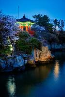 Yongyeon stagno con Yongyeon padiglione illuminato a notte, jeju isole, Sud Corea foto