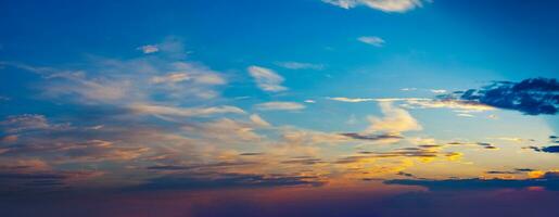 cielo serale con nuvole foto