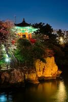 Yongyeon stagno con Yongyeon padiglione illuminato a notte, jeju isole, Sud Corea foto