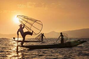 tradizionale birmano pescatore a inle lago, Myanmar foto