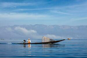 tradizionale birmano pescatore a inle lago, Myanmar foto