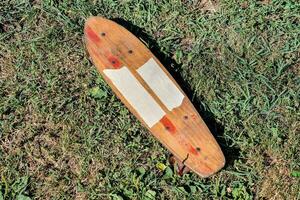 un' di legno skateboard posa su il erba foto