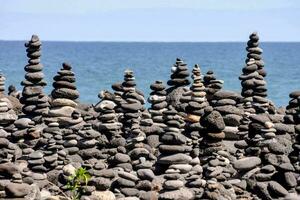 impilati rocce su il spiaggia di il oceano foto