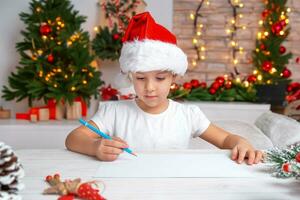 ragazza nel Natale cappello disegno e scrittura su vuoto carta, festivo sfondo con Natale alberi, luci, e decorazioni. creativo vacanza foto