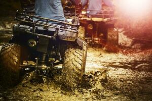 uomo equitazione atv veicolo su via strada traccia foto