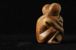 un' di legno scultura di Due persone abbracciare foto