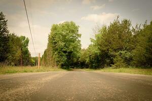 nazione strada a partire dal Basso angolo con un' Vintage ▾ sentire foto