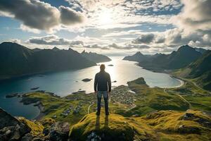 uomo in piedi su il superiore di un' montagna e godendo il Visualizza ai generato foto