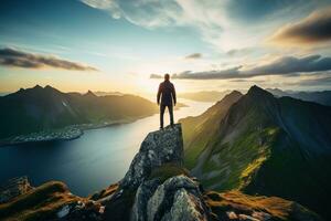 uomo in piedi su il superiore di un' montagna e godendo il Visualizza ai generato foto