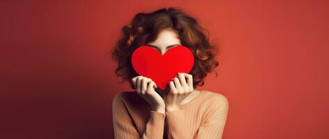 ritratto di un' contento donna con rosso cuore su un' rosso background.valentine's giorno concetto ai generato foto