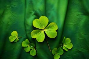 verde trifoglio le foglie su un' buio sfondo. San Patrizio giorno. ai generato foto