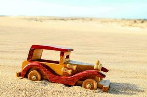un' giocattolo auto è seduta nel il sabbia foto