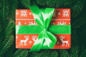 superiore Visualizza di Natale regalo scatola su abete albero sfondo. tempo per vacanza concetto con copia spazio foto