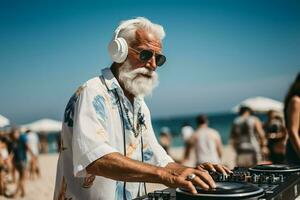 anziano uomo dj a spiaggia festa. creare ai foto