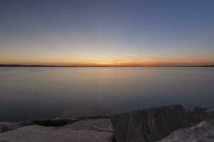 tramonto al di sopra di il brioni isole via istria prese con lungo esposizione a partire dal il molo di il porto nel fasana foto