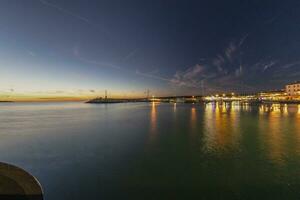 tramonto nel il porto di il croato costiero villaggio di fasana foto
