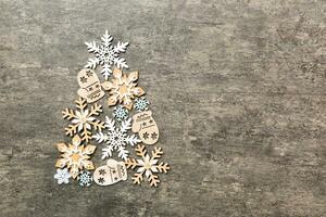 Natale albero fatto a partire dal colorato i fiocchi di neve decorazione su colorato sfondo, Visualizza a partire dal sopra. nuovo anno minimo concetto con copia spazio foto