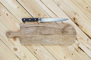 taglio tavola con coltello su di legno tavolo. superiore Visualizza foto