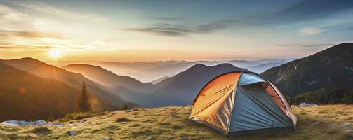 tenda a montagna paesaggio a tramonto, generativo ai foto