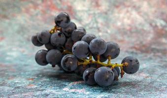 raccolta di uve mature. sfondo di uve da vino rosso. foto