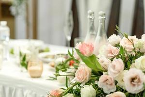 bellissime composizioni floreali nel ristorante foto